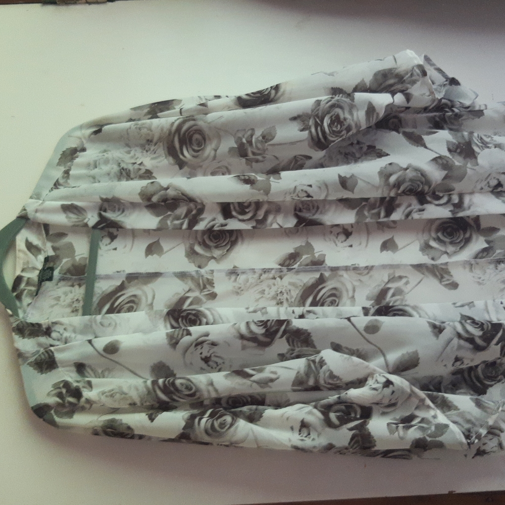 Size Small Streetwear Society Floral Gray & White Cardigan